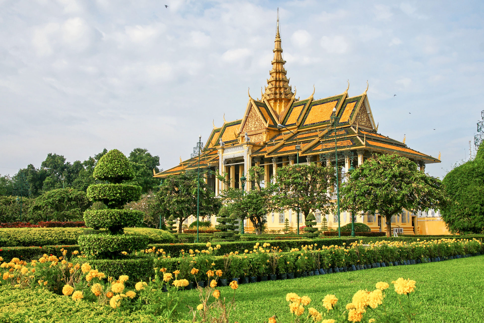 Phnom Penh ist die Hauptstadt Kambodschas seit der französischen Kolonialisierung. Hier leben etwa 2,2 Millionen Einwohner. Es ist der Regierungssitz und ein wichtiges Handelszentrum in Südostasien aufgrund seiner strategischen geografischen Lage im Delta und des Zusammenflusses der Flüsse Mekong, Tonlé Sap und Bassac, die es zu einem Flusshafen mit Zugang zum Südchinesischen Meer machen. Phnom Penh ist als "Perle Asiens" bekannt und galt in den 1920er Jahren als eine der schönsten französischen Städte in Indochina.